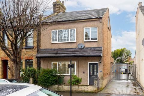3 bedroom terraced house for sale, Worcester Road, London E17