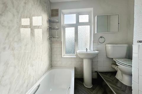 2 bedroom flat to rent, Botwell Crescent, Hayes, UB3