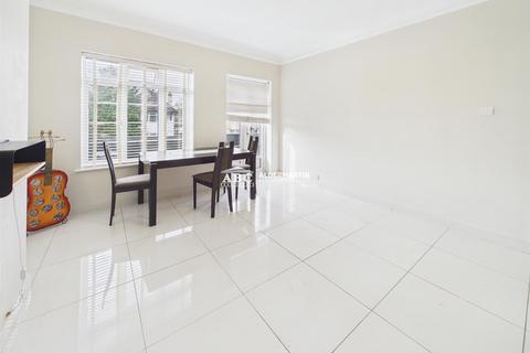 2 bedroom flat to rent, Edgwarebury Lane, Edgware