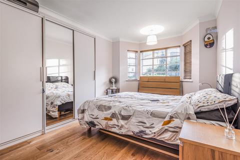 2 bedroom flat to rent, St. Leonards Court, East Sheen SW14