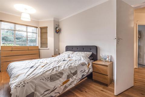 2 bedroom flat to rent, St. Leonards Court, East Sheen SW14