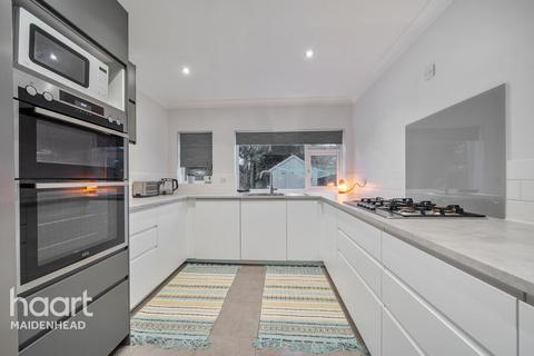 5 bedroom bungalow for sale, Meadow Way,, Maidenhead