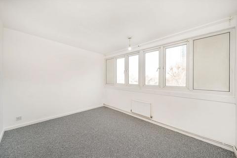 3 bedroom flat to rent, Shalfleet Drive, London W10