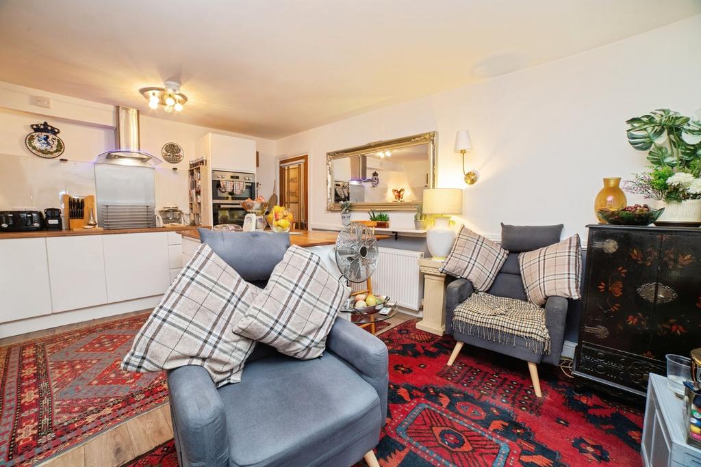 Kitchen- Lounge