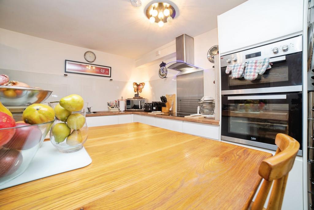 Kitchen- Lounge