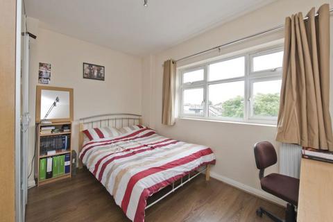 2 bedroom flat to rent, Upper Tooting Road, London SW17