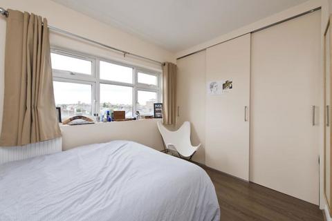 2 bedroom flat to rent, Upper Tooting Road, London SW17