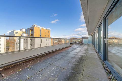 3 bedroom flat for sale, Streatham High Road, London SW16