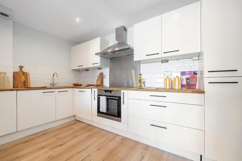 3 bedroom flat for sale, Streatham High Road, London SW16