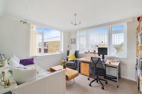 3 bedroom flat for sale, Avenue Road, Epsom