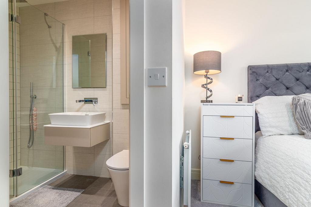Bedroom 1 en-suite