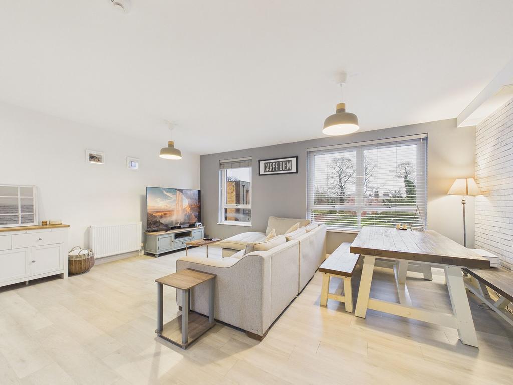 Lounge/Dining Area