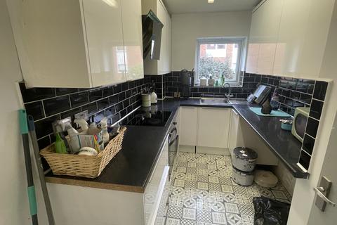 2 bedroom flat to rent, Gordon Road, London E18