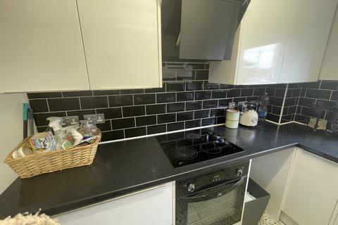 2 bedroom flat to rent, Gordon Road, London E18