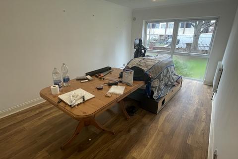 2 bedroom flat to rent, Gordon Road, London E18