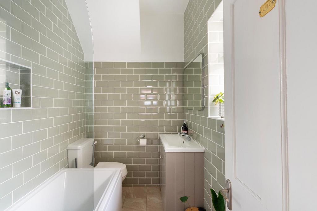 G5 F0 G3 RHD - Bathroom C.jpg