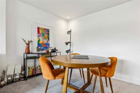 2 bedroom flat to rent, Westbourne Crescent, London W2