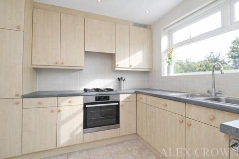 3 bedroom semi-detached house to rent, Stanwell Road, Ashford