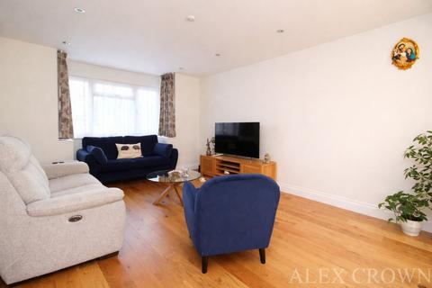 3 bedroom semi-detached house to rent, Stanwell Road, Ashford