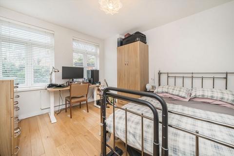 3 bedroom flat for sale, Meade Close, London W4