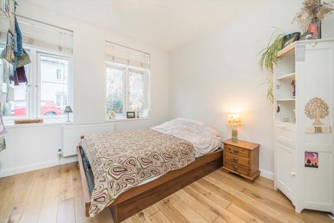 3 bedroom flat for sale, Meade Close, London W4
