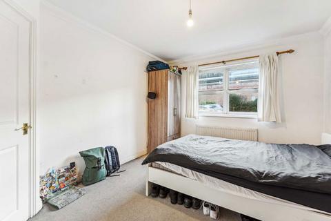 2 bedroom flat to rent, South Park Road, London SW19