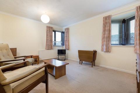 2 bedroom flat for sale, The Paddock, Busby