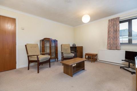 2 bedroom flat for sale, The Paddock, Busby