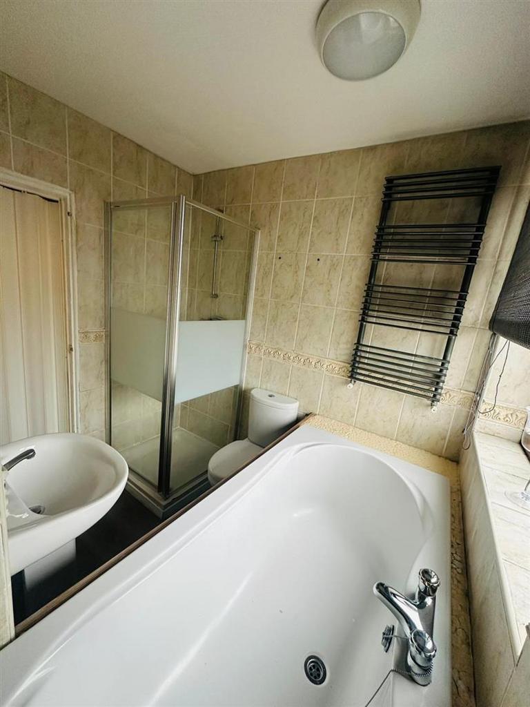 Bathroom/ WC: