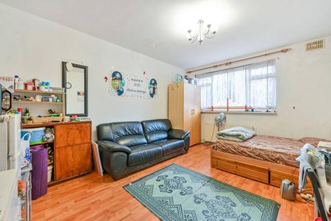 2 bedroom flat for sale, Swallowfield House, Bath Road, TW4, Hounslow, TW4