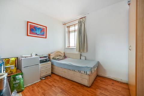 2 bedroom flat for sale, Swallowfield House, Bath Road, TW4, Hounslow, TW4