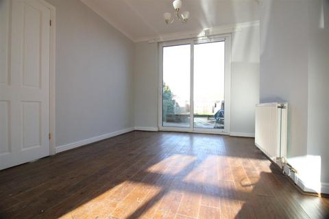 3 bedroom terraced house to rent, Oakleigh Road, Uxbridge