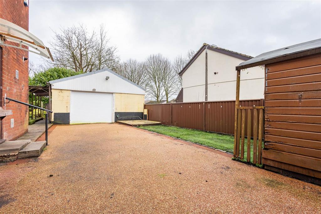 Driveway/Garage