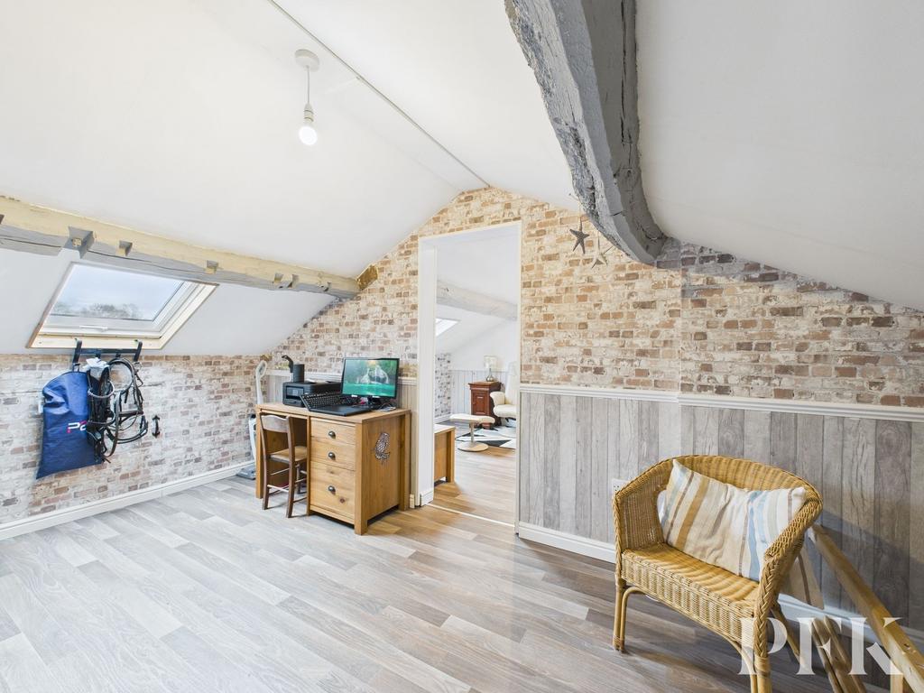 Attic Room/Office