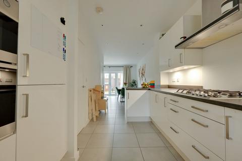 3 bedroom end of terrace house for sale, Curf Way, Burgess Hill, RH15