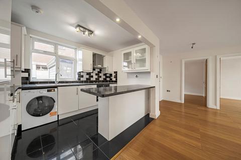 2 bedroom maisonette to rent, Upper Farm Road, West Molesey KT8