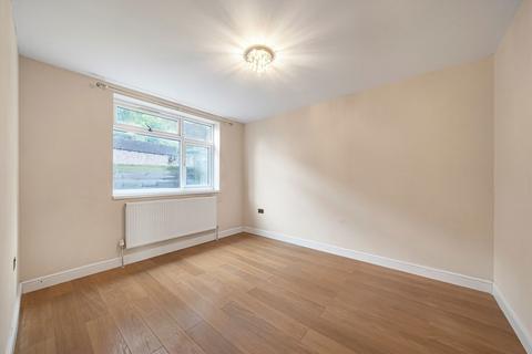 2 bedroom maisonette to rent, Upper Farm Road, West Molesey KT8