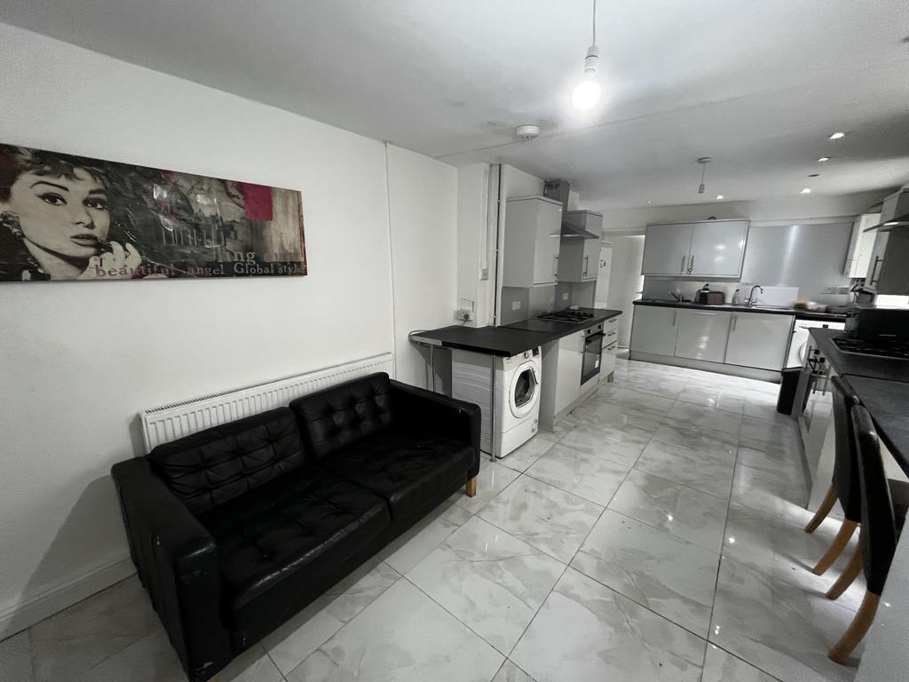 Llanbleddian Gardens - 9 Bedroom House