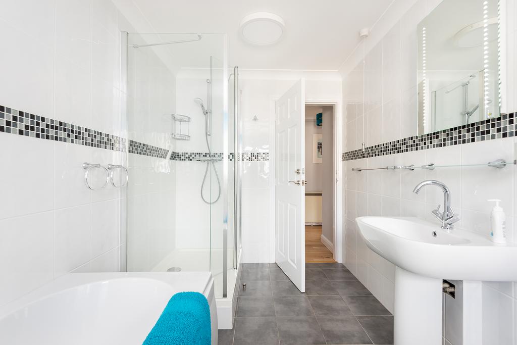16 Bathroom