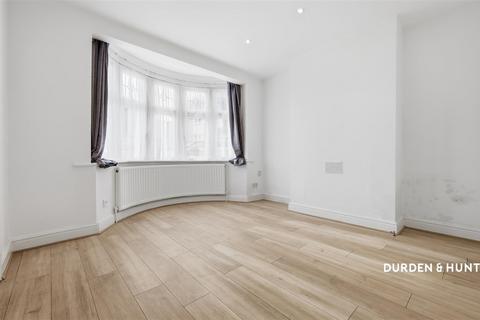 3 bedroom terraced house to rent, Kingsway, Woodford Green, IG8