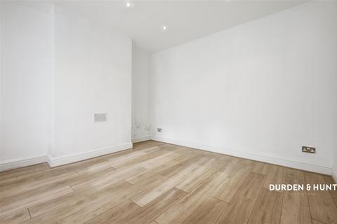 3 bedroom terraced house to rent, Kingsway, Woodford Green, IG8