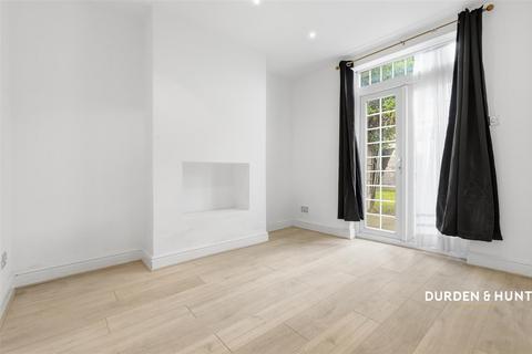 3 bedroom terraced house to rent, Kingsway, Woodford Green, IG8