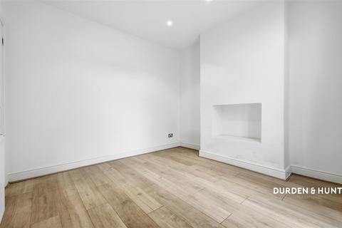 3 bedroom terraced house to rent, Kingsway, Woodford Green, IG8