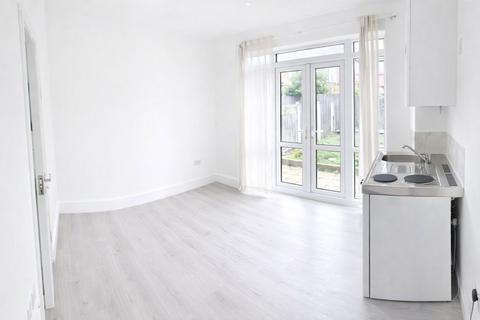 Studio to rent, Colville Road, Waltham Forest, London, Greater London