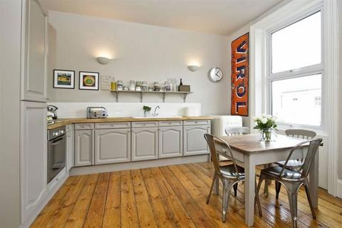 2 bedroom flat to rent, Castelnau, London SW13