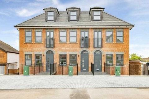 4 bedroom terraced house to rent, Silverdale Road, Bushey, WD23.