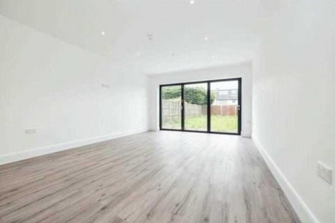 4 bedroom terraced house to rent, Silverdale Road, Bushey, WD23.