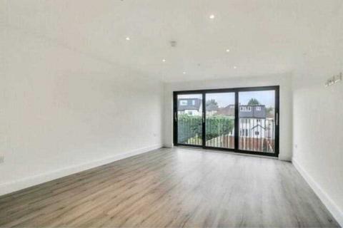 4 bedroom terraced house to rent, Silverdale Road, Bushey, WD23.