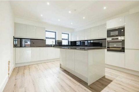 4 bedroom terraced house to rent, Silverdale Road, Bushey, WD23.