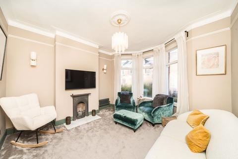 2 bedroom flat for sale, Fieldhouse Road, London SW12